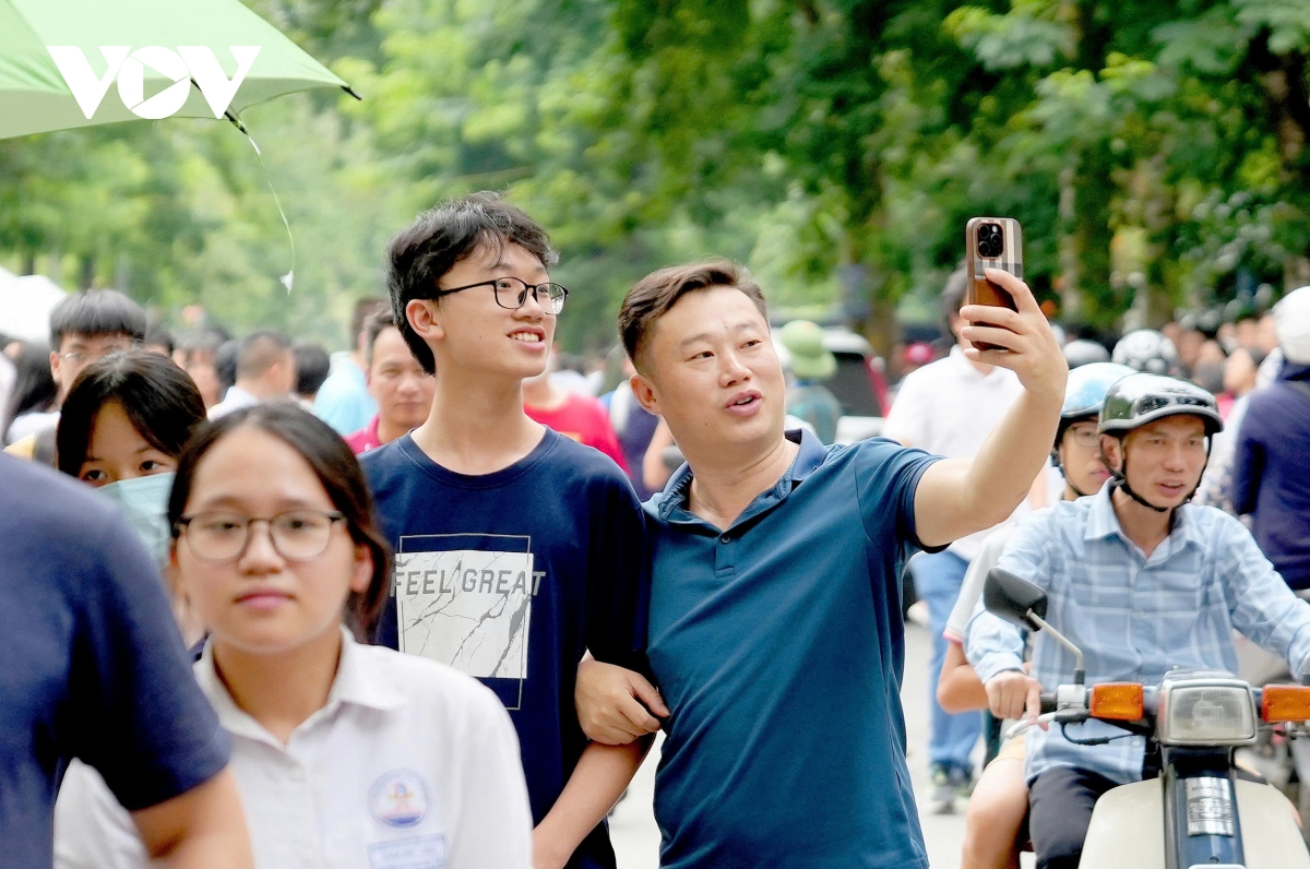 Hơn 100.000 thí sinh Hà Nội hoàn thành môn thi Ngữ Văn